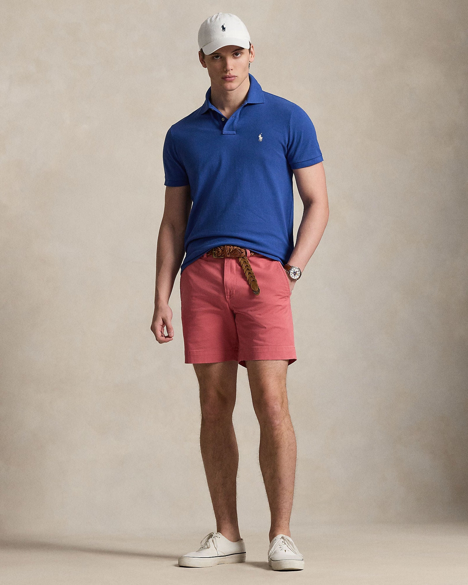 Halvfigur, modell med plagget på sammen med en bukse