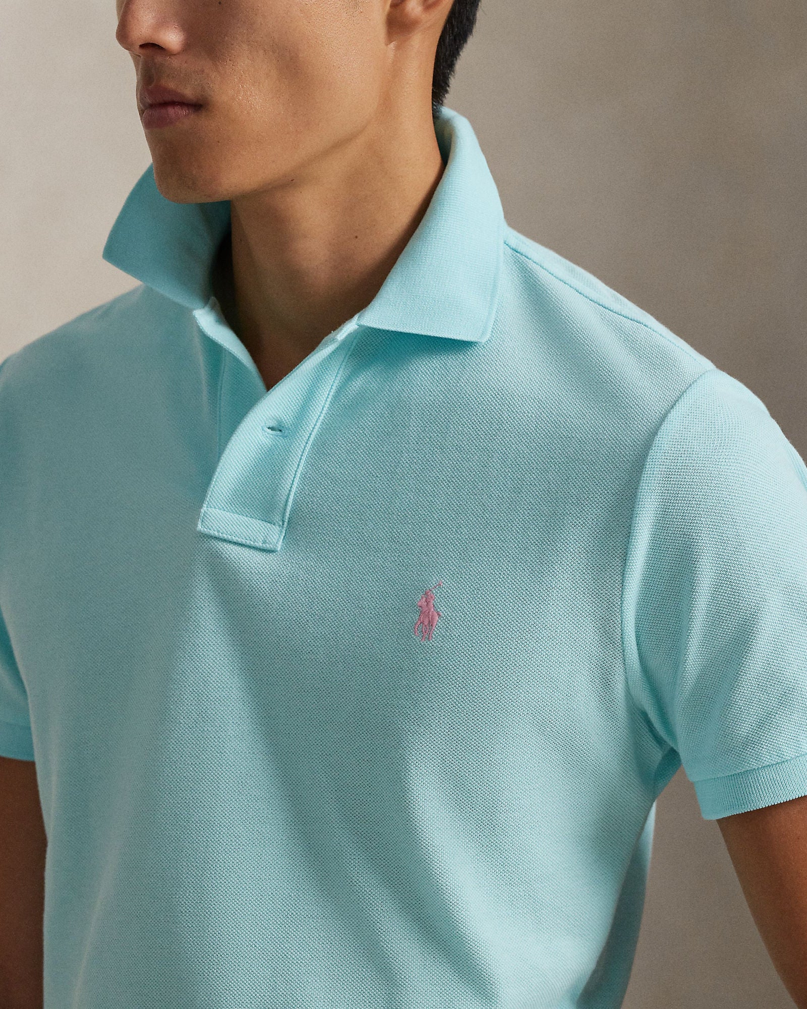 Nærbilde av pique, viser brystpartiet og logo